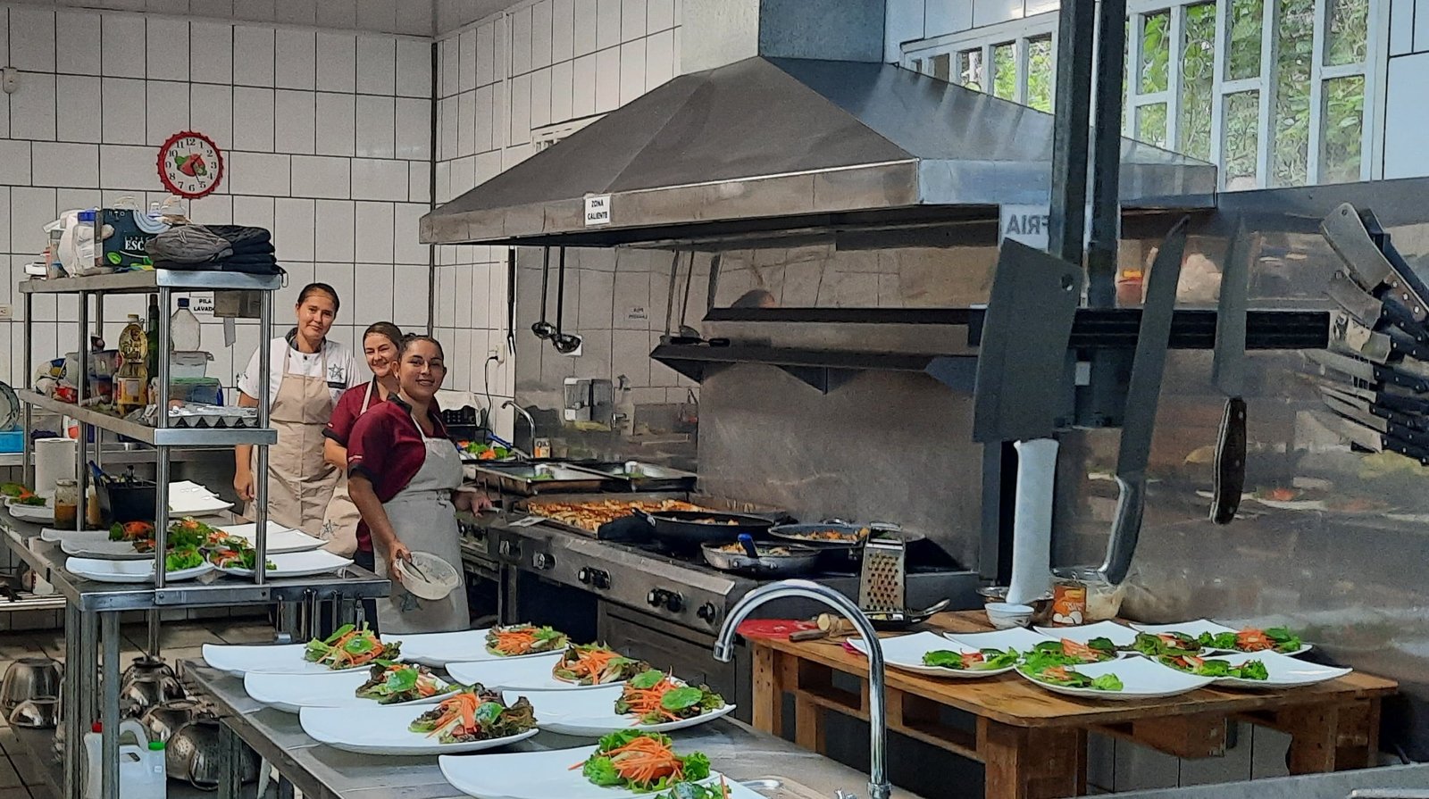 Platos de comida y trabajadores en cocina de etoile celeste lodge